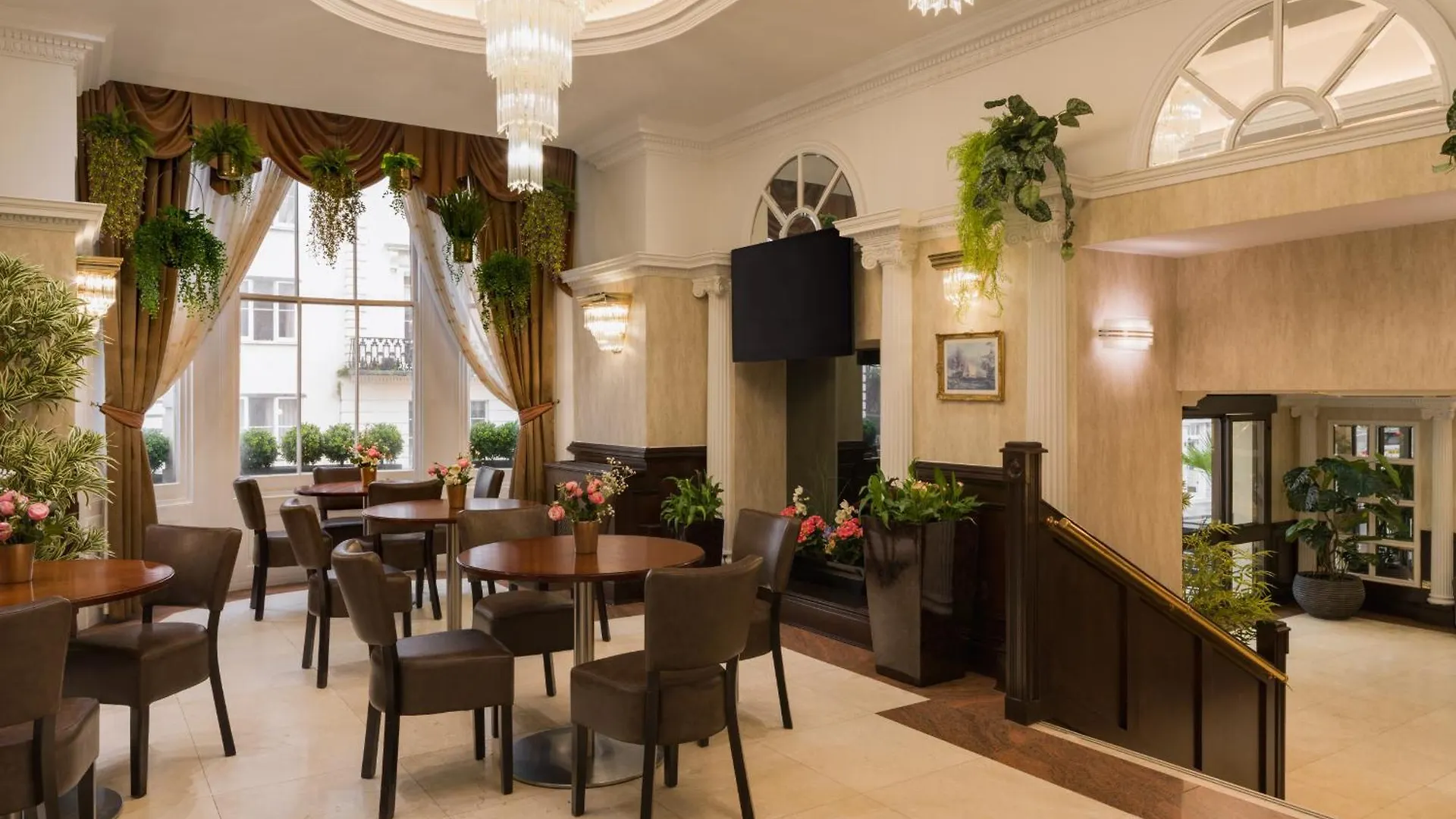 Staying In Hyde Park: 7 Resort Hotels Compared