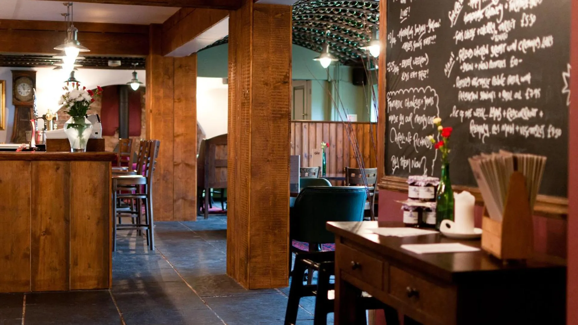 5 Family-Friendly Hotels Close to Worcester Woods Country Park