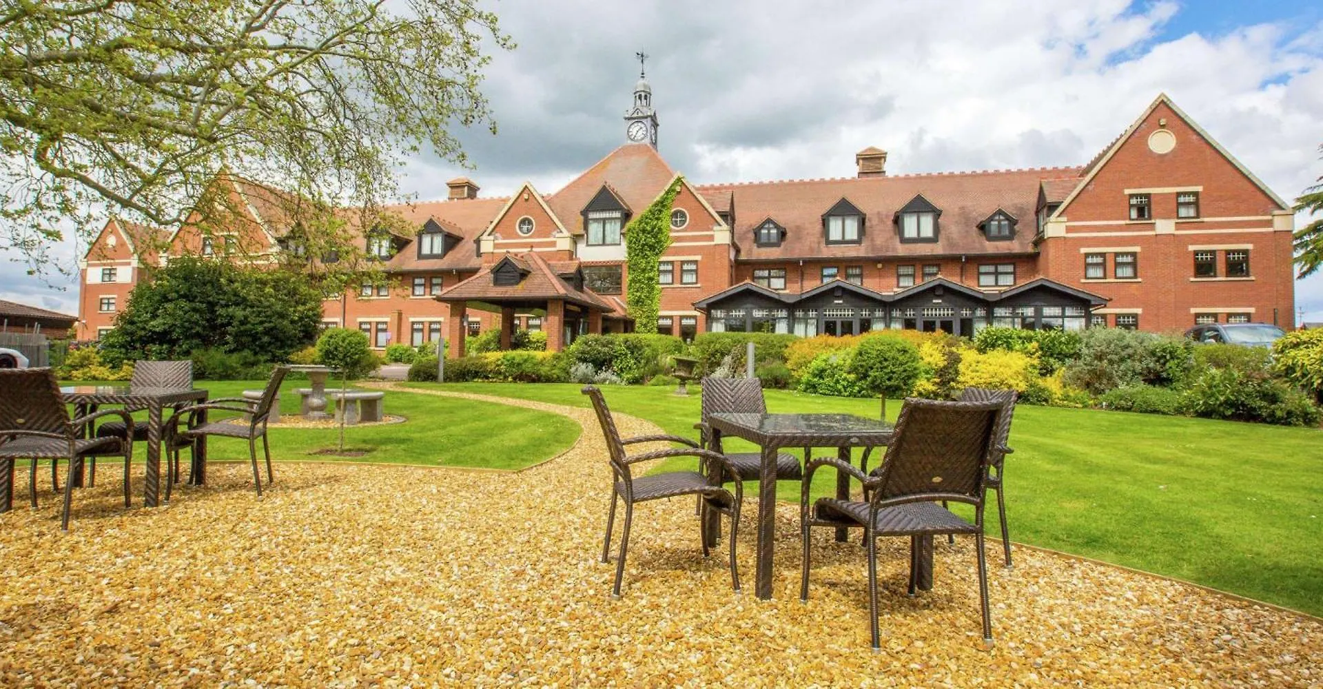 5 Family Hotels Near Stratford Butterfly Farm Worth Booking