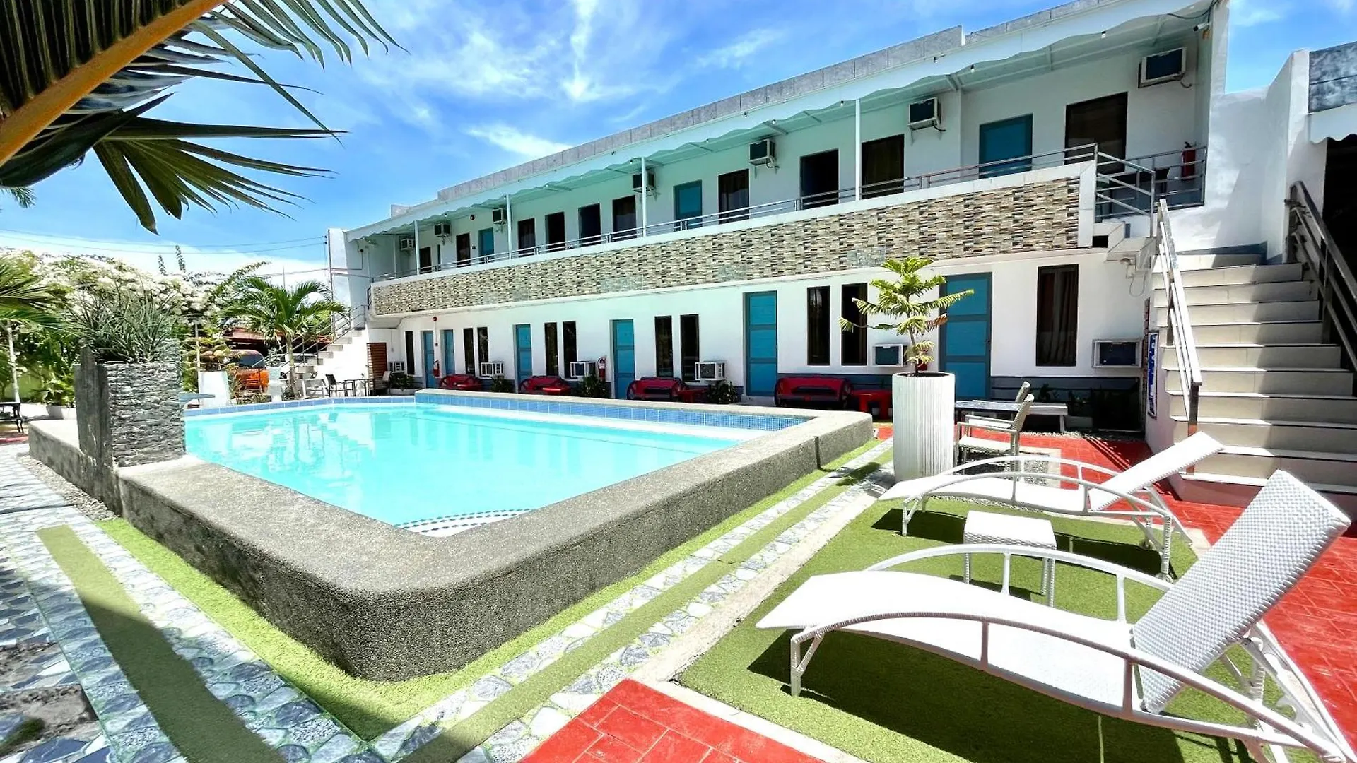 Staying Near Colon Street: 4 Three-Star Hotels Compared