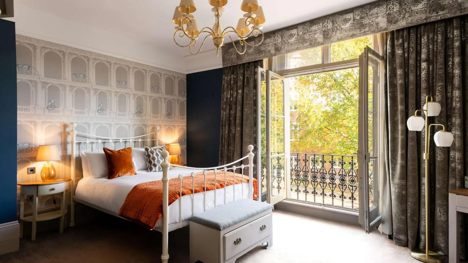 4 Central Winchester Hotels Worth Booking Near Marwell Zoo