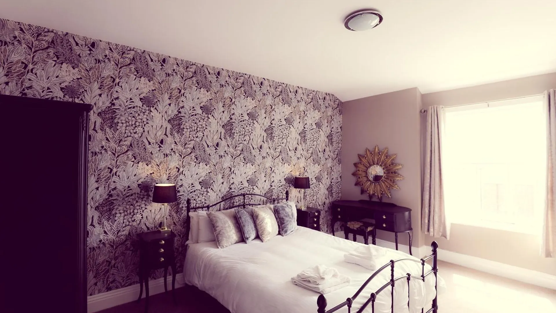 5 Central Hotels Near Lakeland Miniature Village for Easy Access