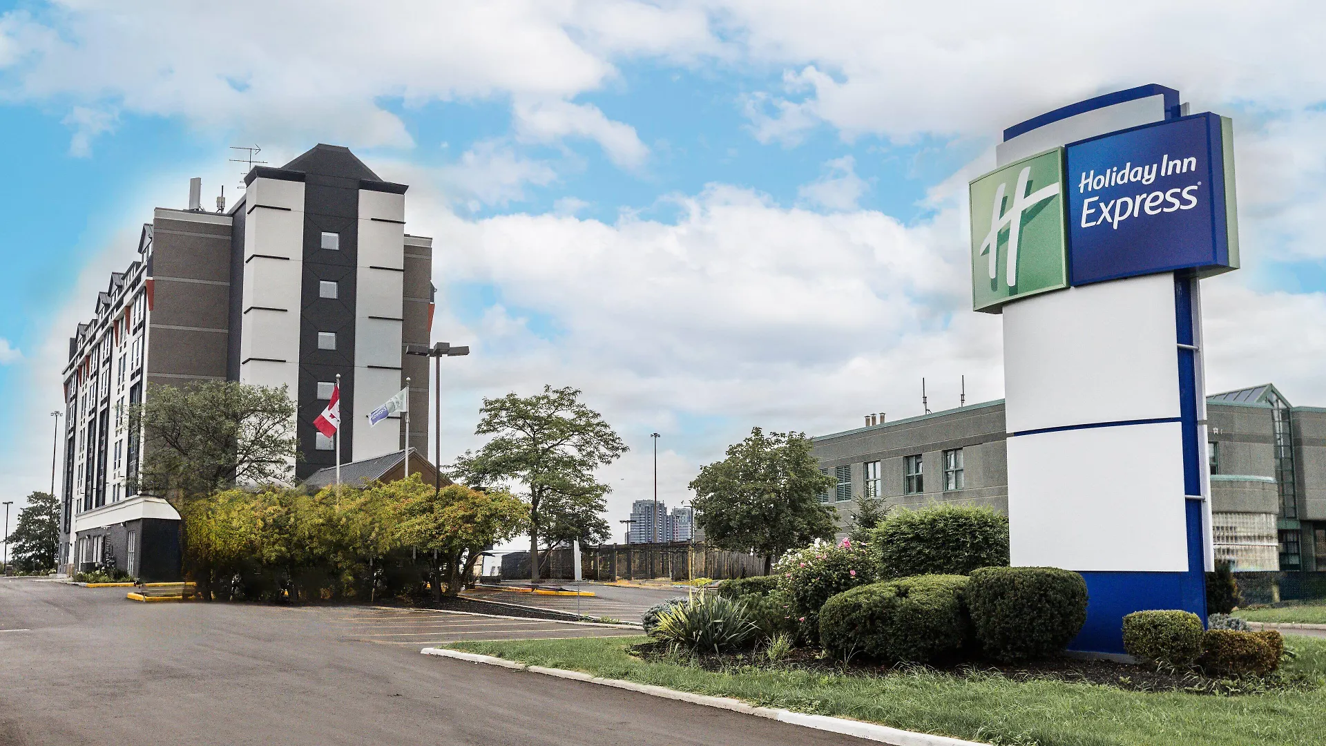 4 Business Hotels Near McMichael Canadian Art Collection Worth Booking