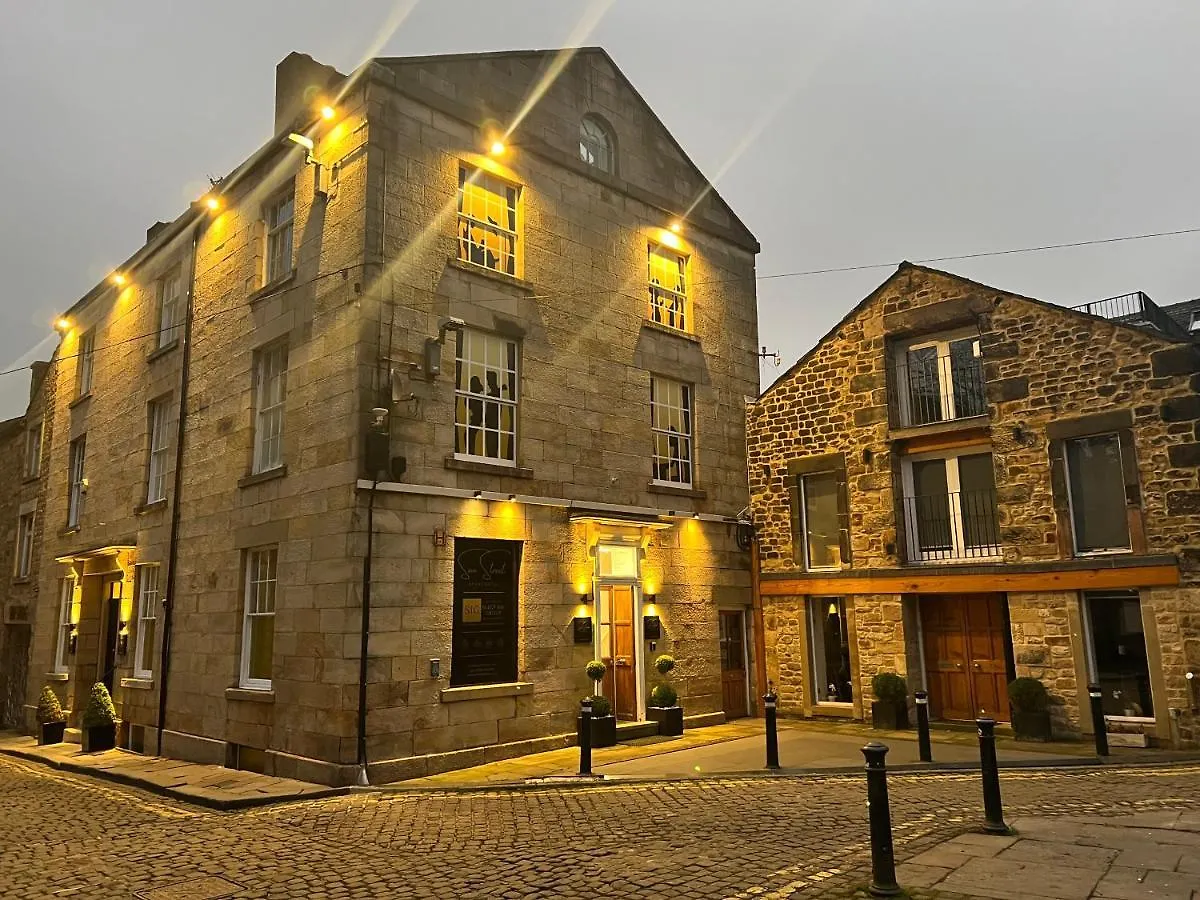 Staying Near Lansil Sports Golf Club: 7 Central Hotels Compared