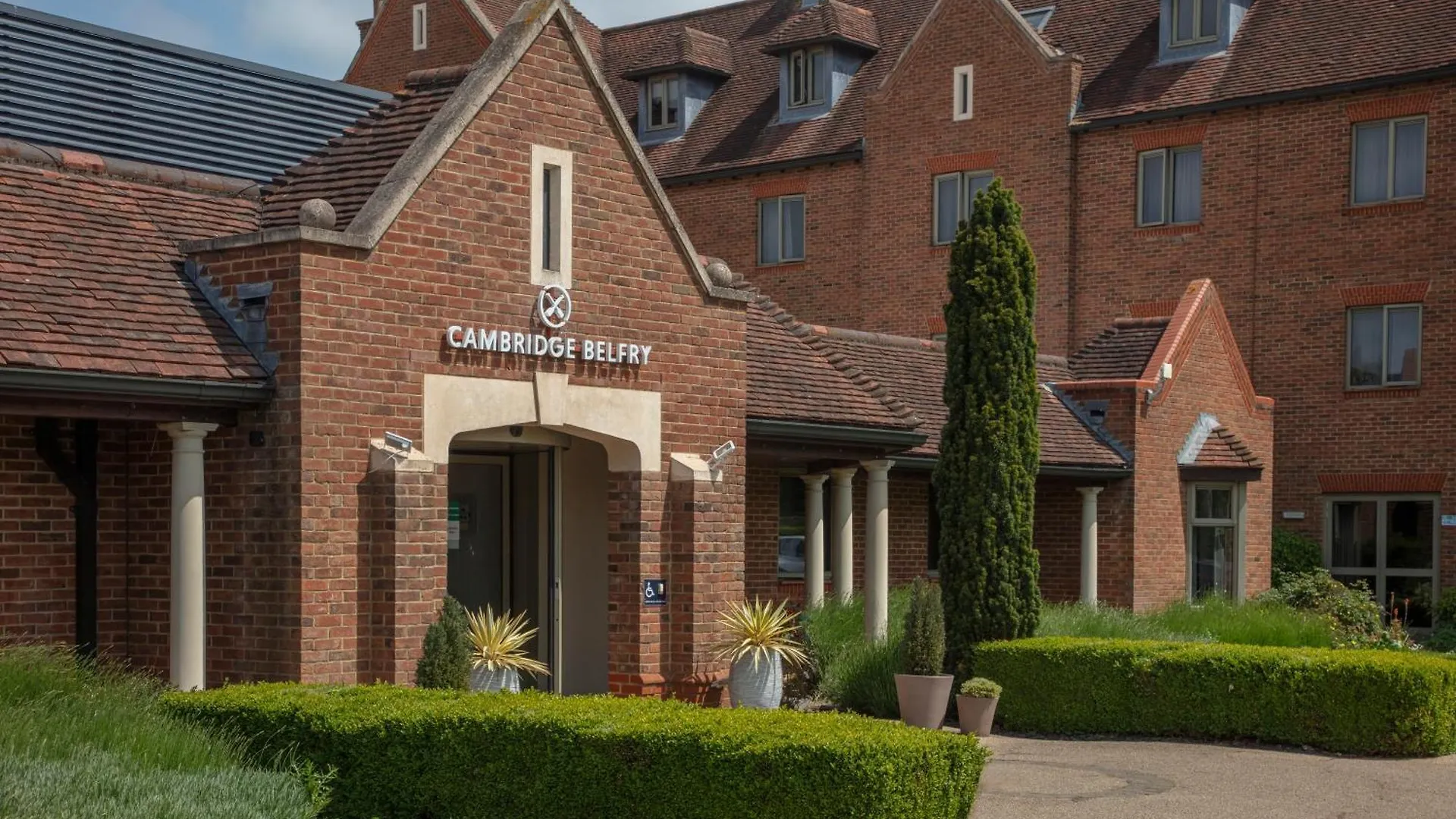 4 Couple-Friendly Hotels Near Cambridge American Cemetery Worth Booking