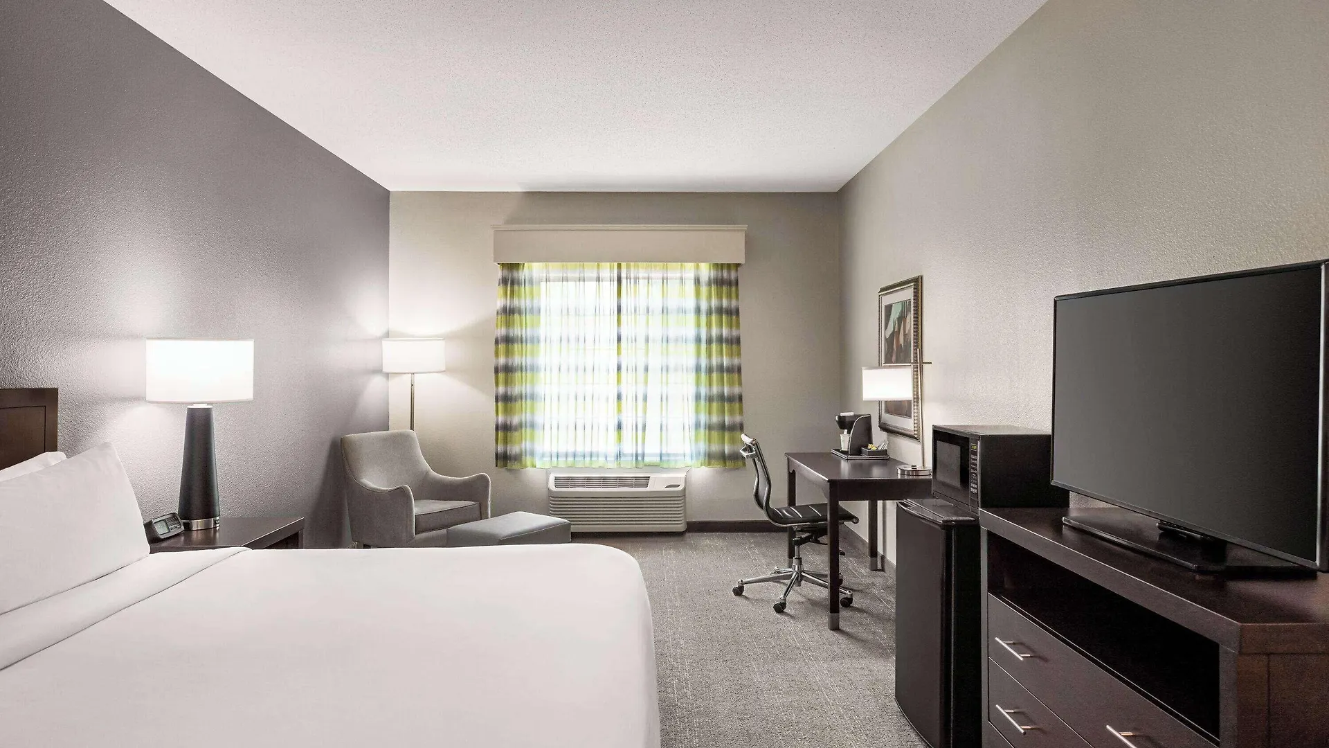 8 Airport Hotels Near Mighty Eighth Air Force Museum Worth Booking