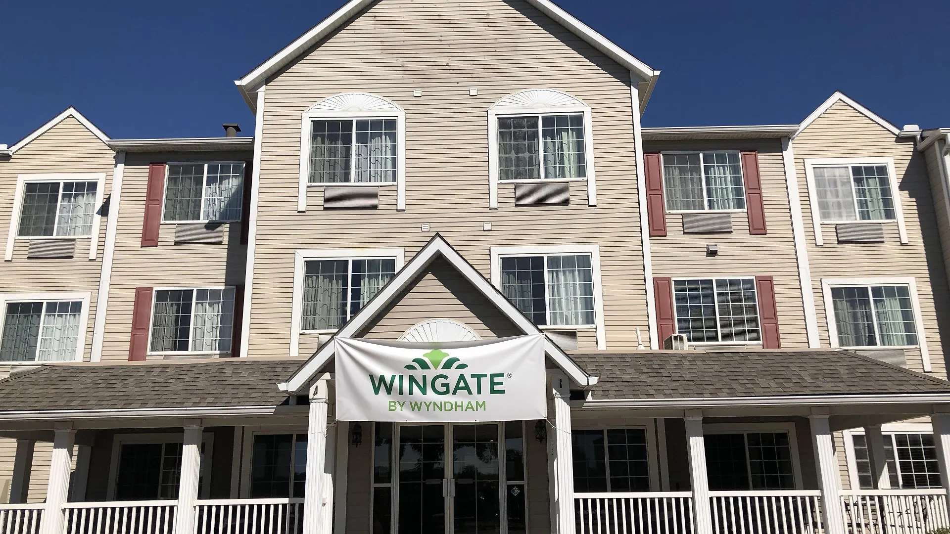 5 Resort-Style Hotels Near Happy Rock Park Worth Booking