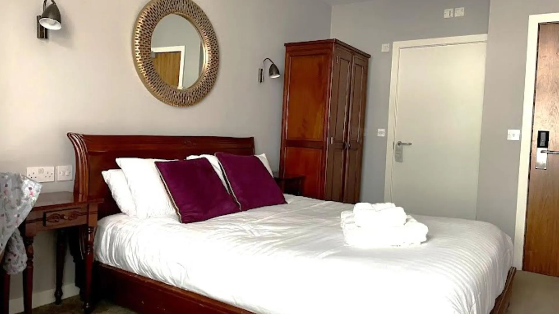 Where to Stay Near Macrobert Arts Centre: 4 Budget Hotels