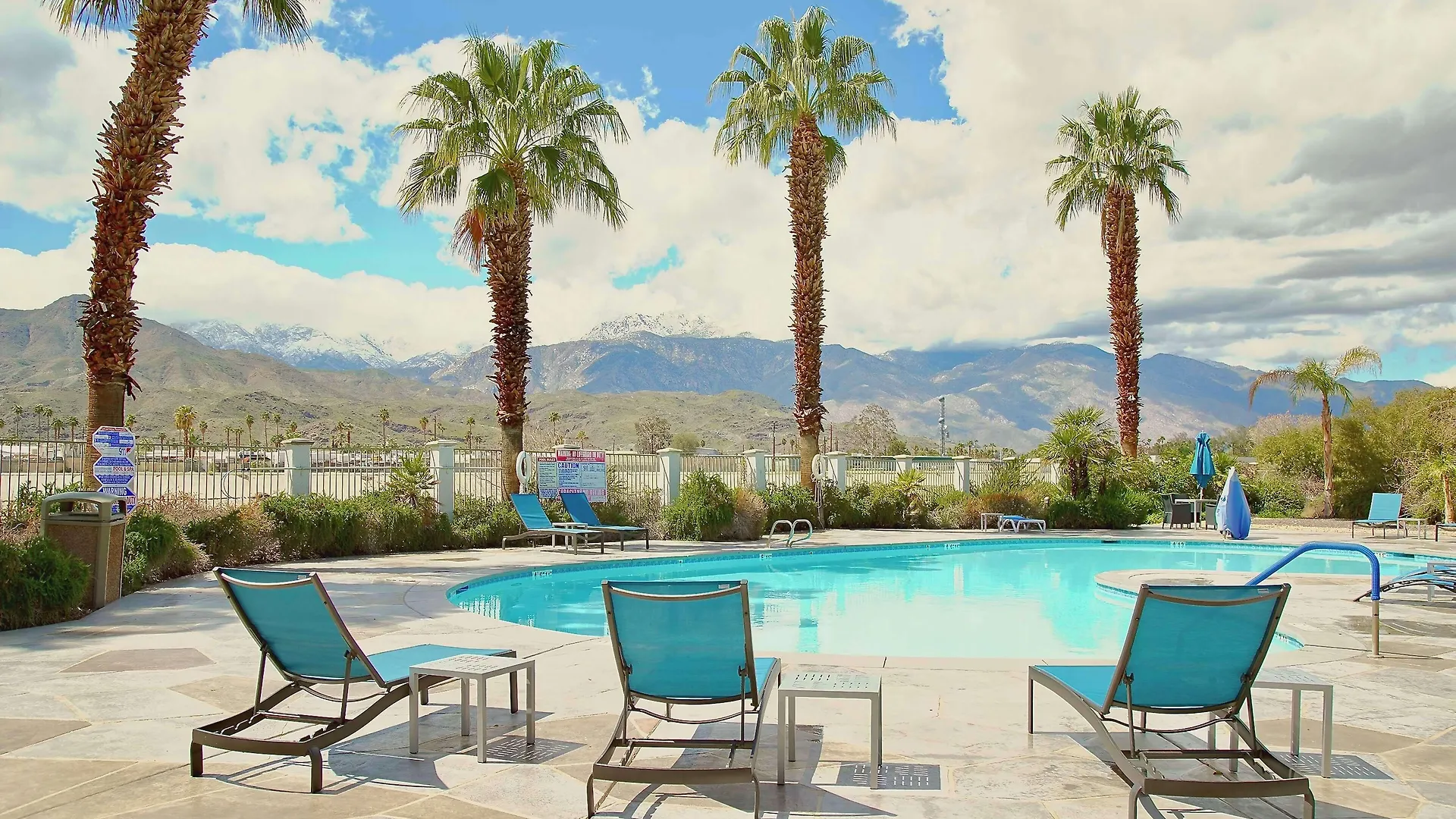 Staying Near Moorten Botanical Garden: 4 Airport Hotels Compared