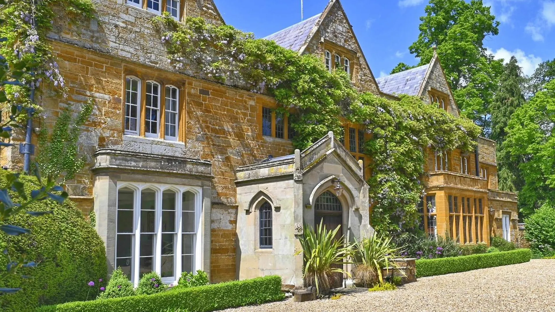 4 Romantic Hotels Close to Althorp House Worth Booking