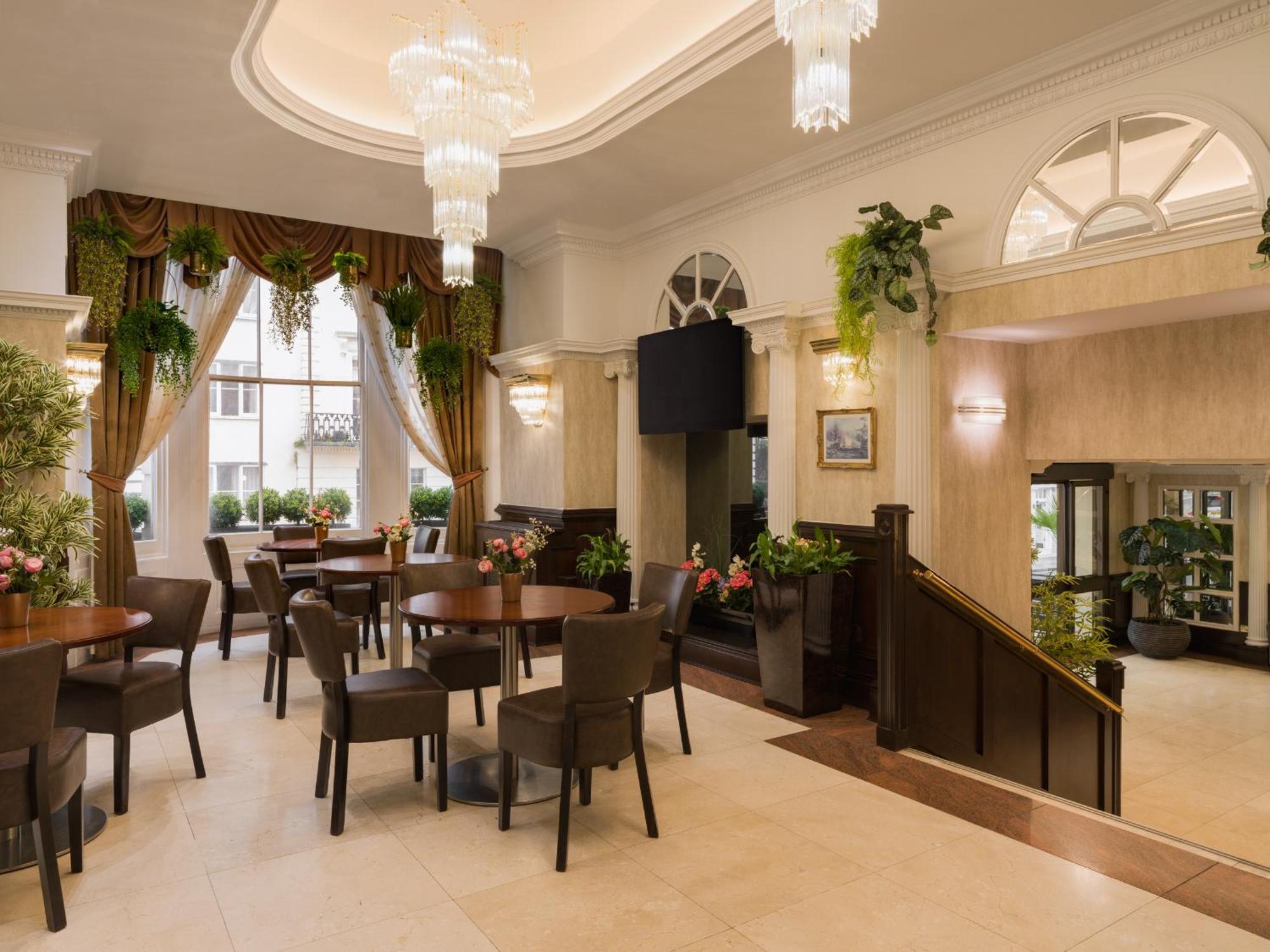 Staying In Hyde Park: 7 Resort Hotels Compared