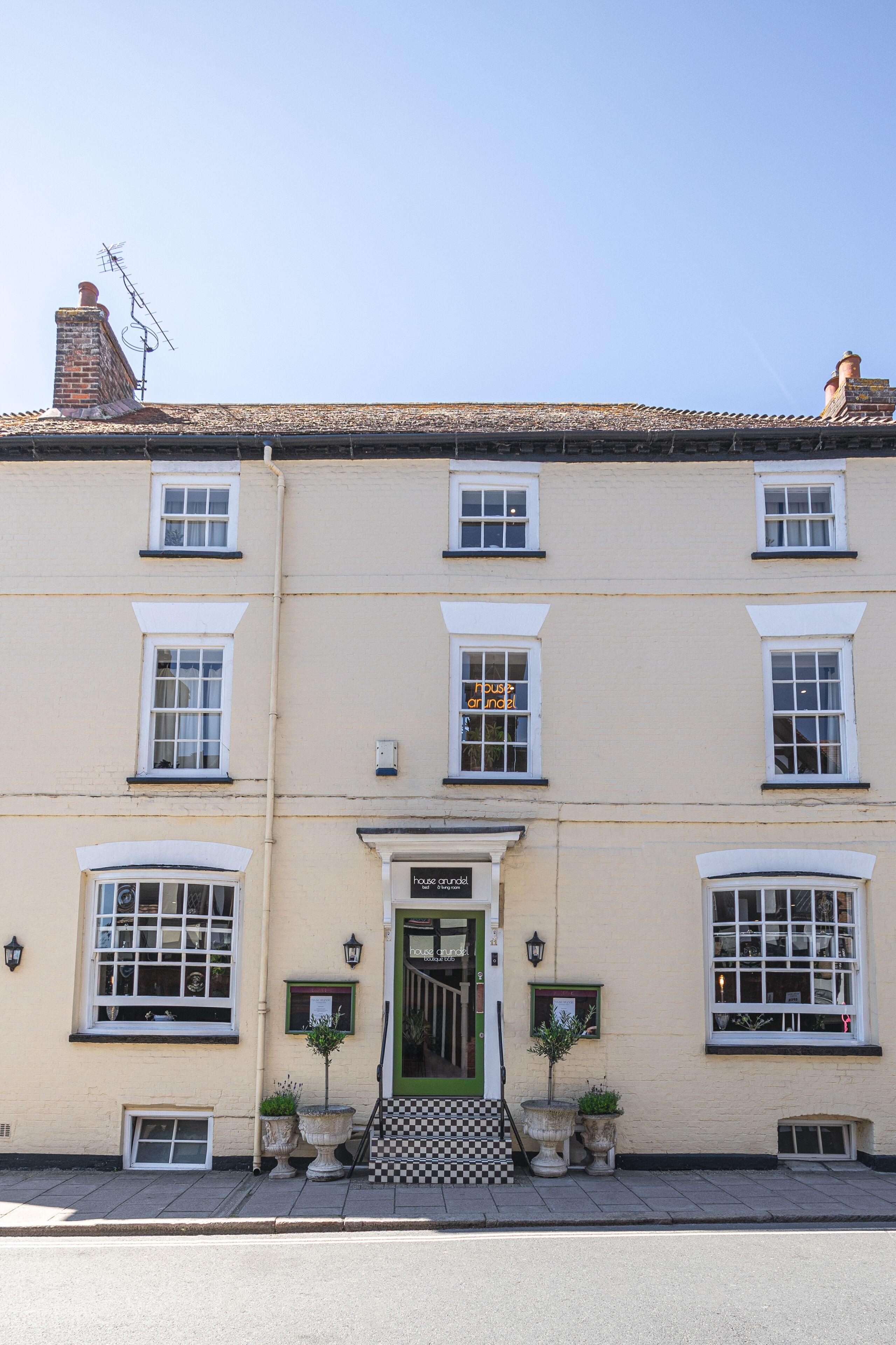 4 Smart Central Hotels Near Avisford Park Golf Club
