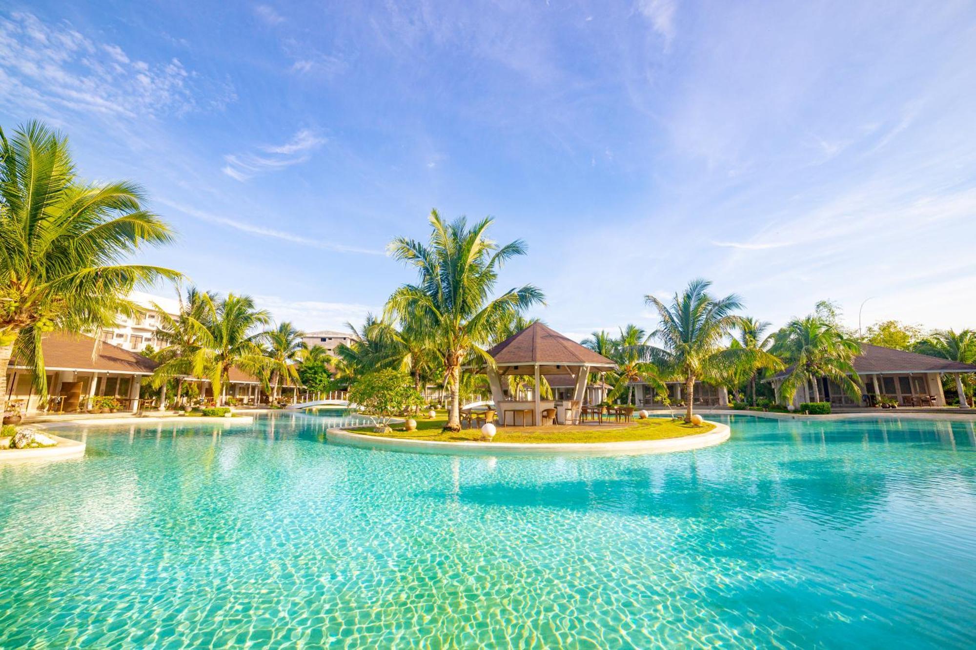 Staying Near Hinagdanan Cave: 4 Dauis Hotels Compared