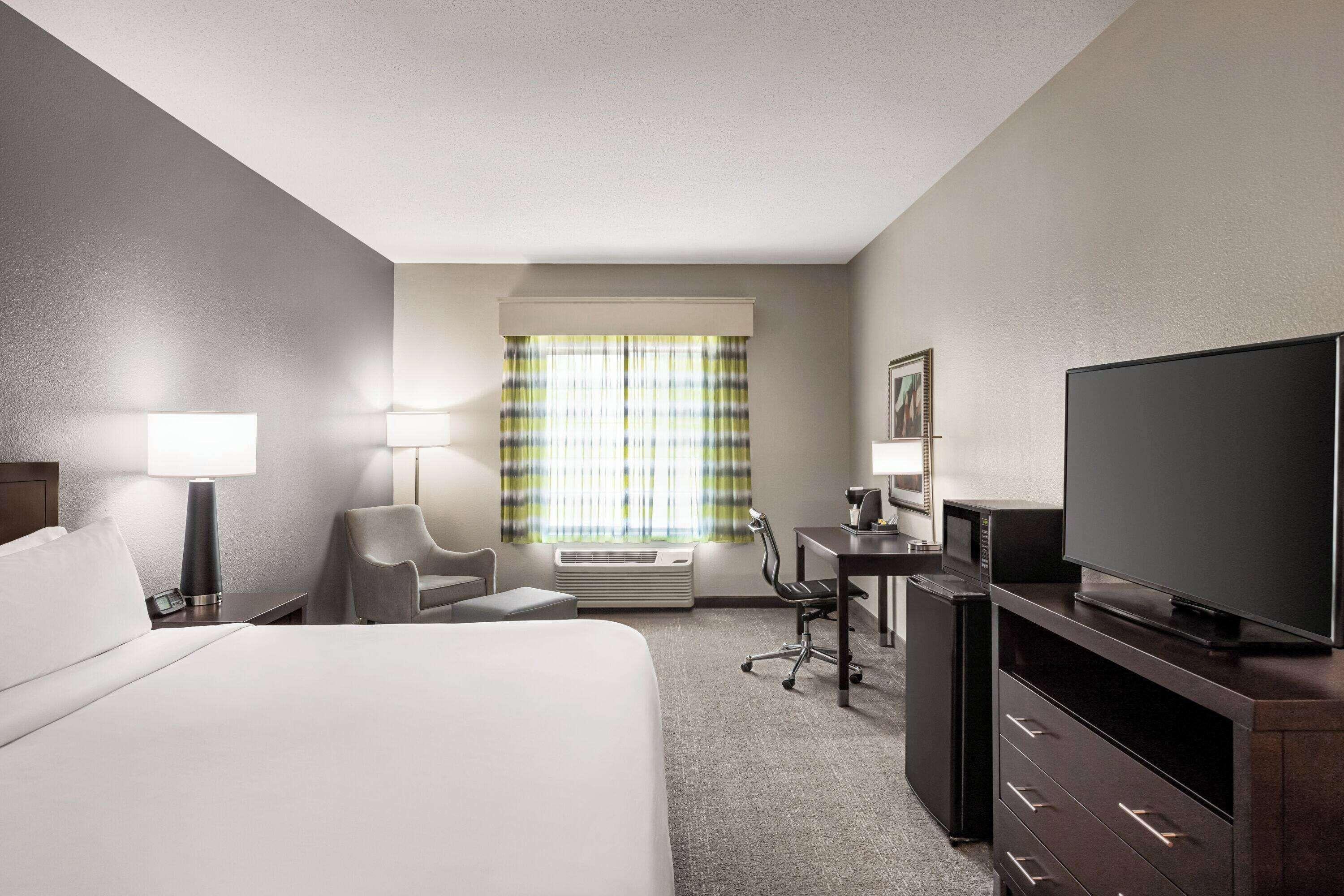 8 Airport Hotels Near Mighty Eighth Air Force Museum Worth Booking