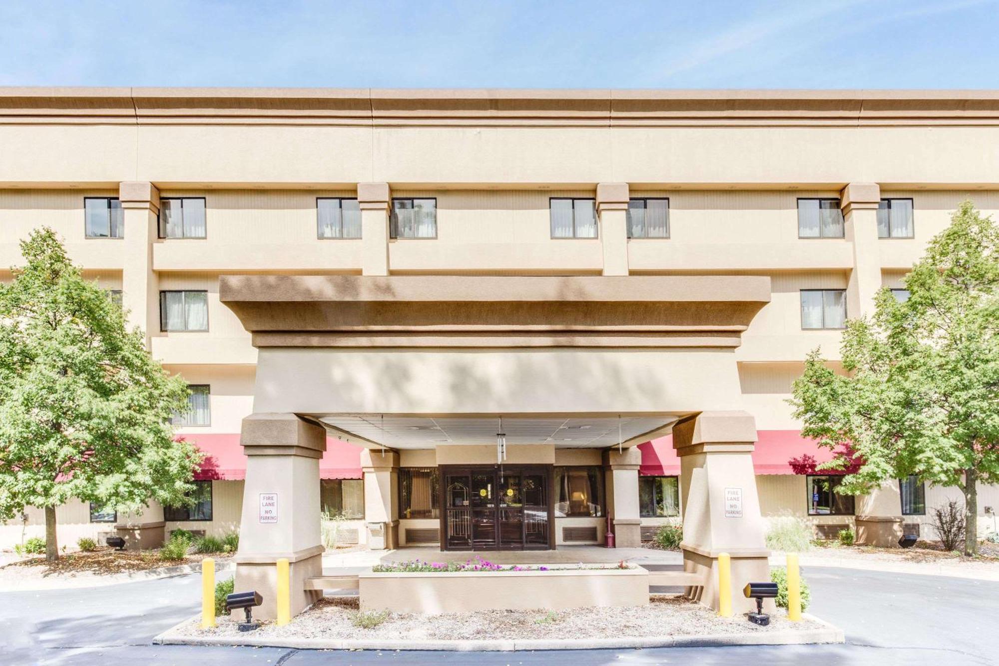 5 Smart Airport Hotels Near Milham Park Worth Booking