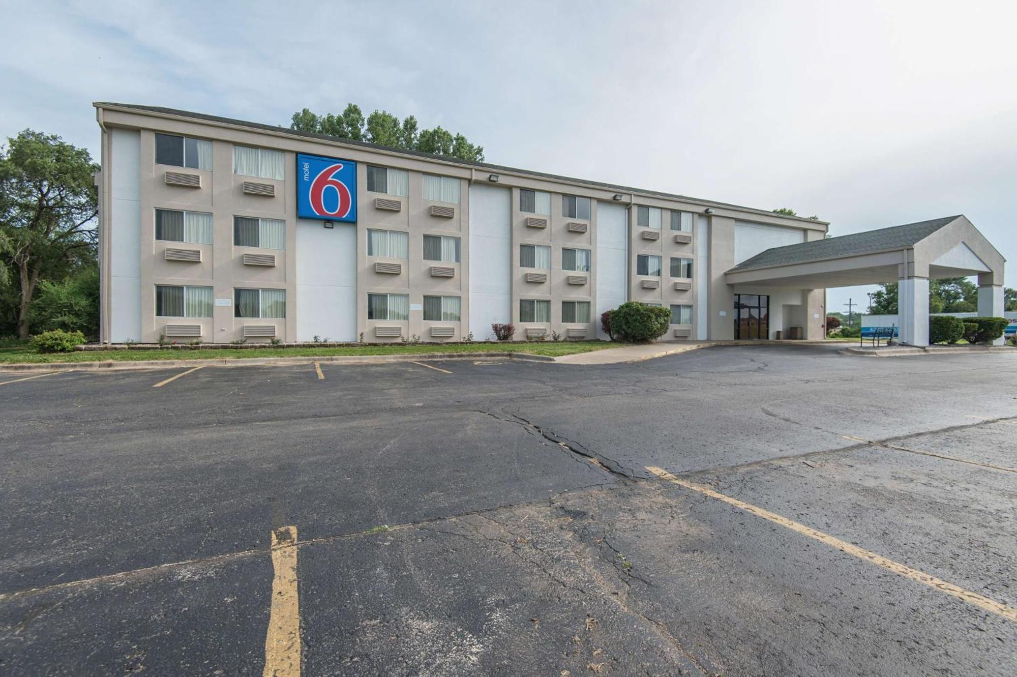 4 Exceptional Design Hotels Near KU Football Stadium for Every Stay