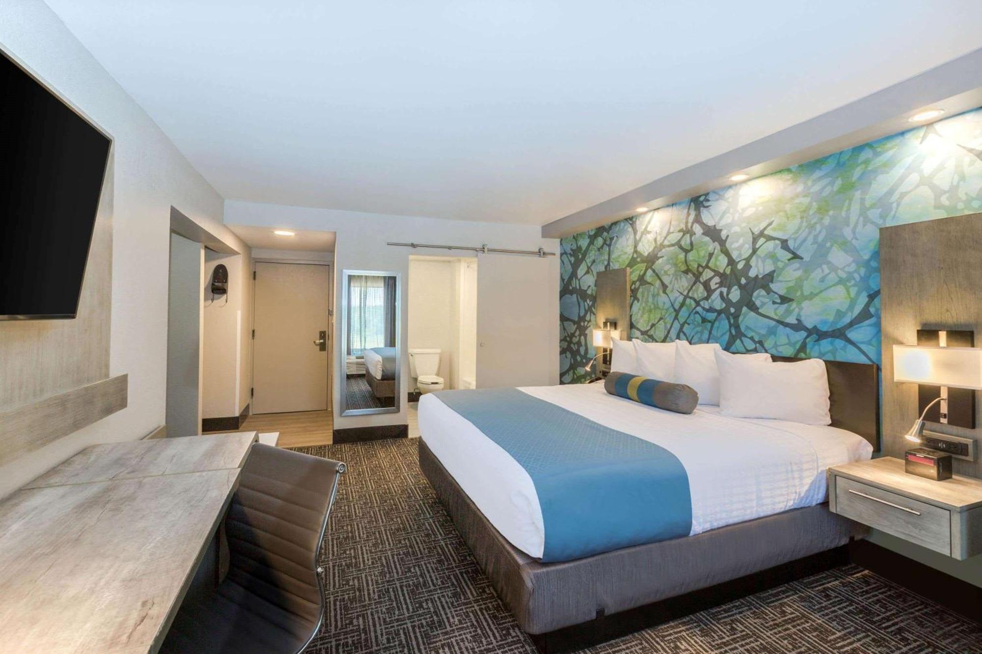 Where to Stay Near Cedar Hill Park: 4 Best 3-Star Hotels