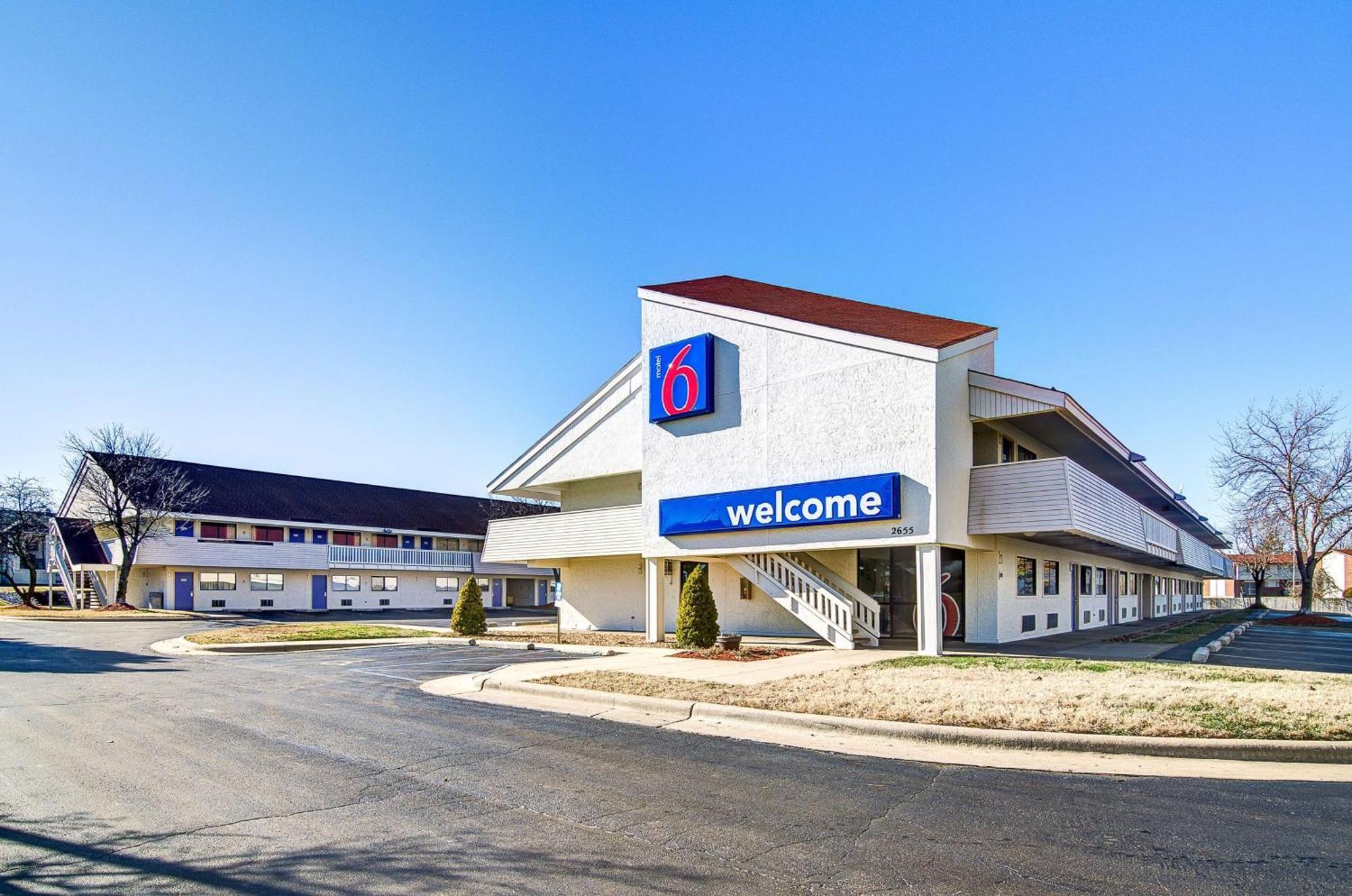 Staying Near Springfield Little Theater: 4 Hotels Compared