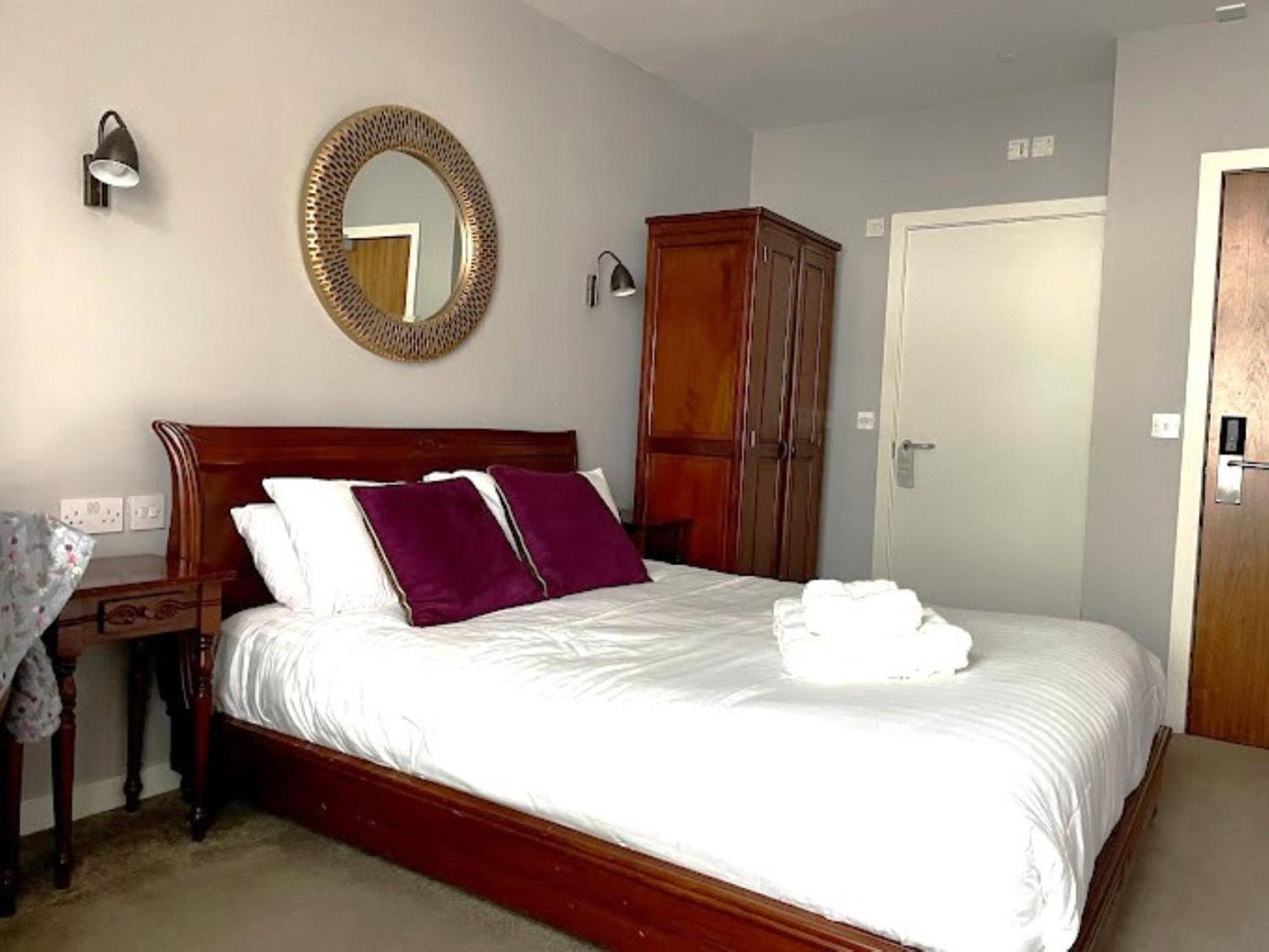 Where to Stay Near Macrobert Arts Centre: 4 Budget Hotels