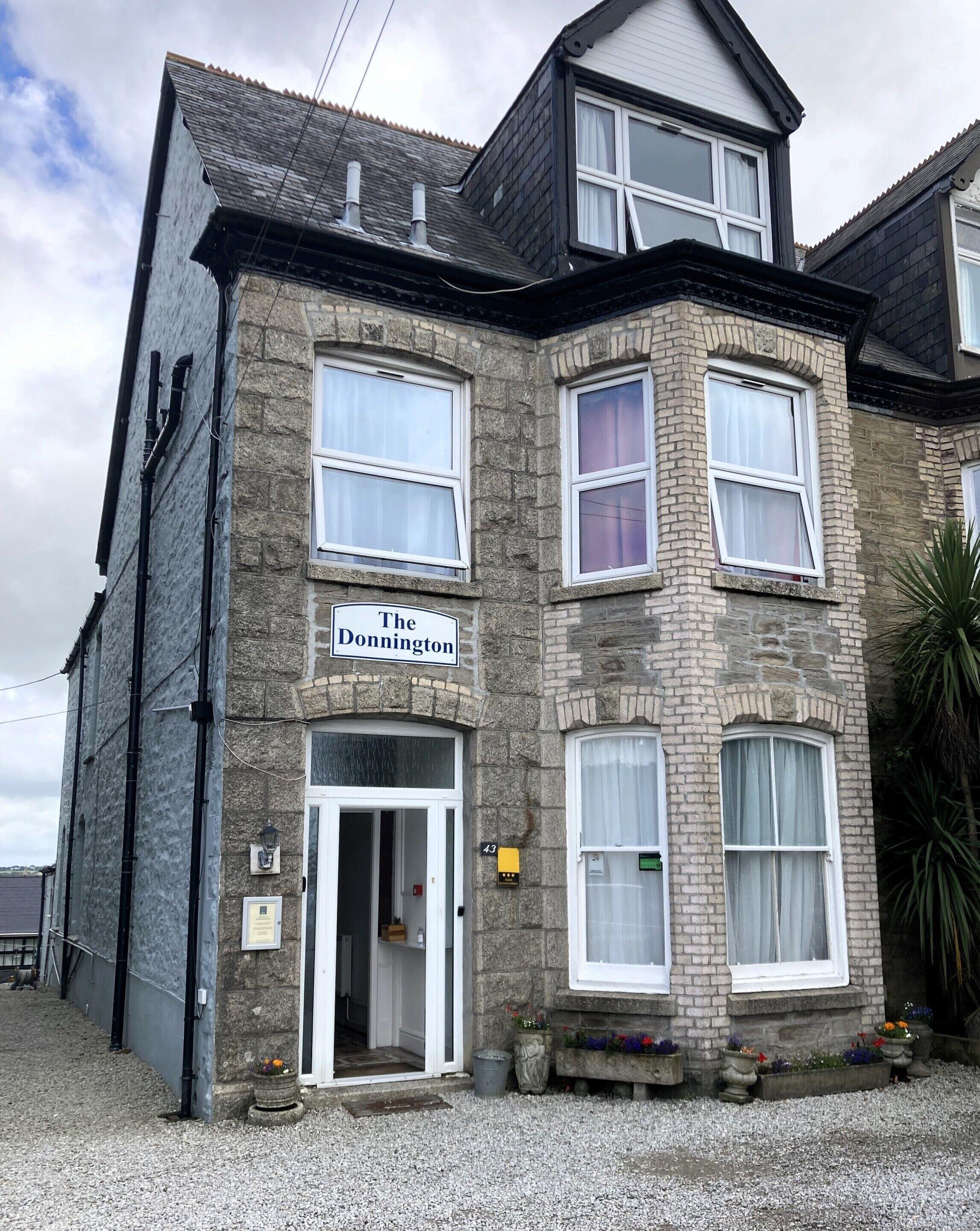 4 Central Hotels Near Cornish Cyder Farm Worth Booking