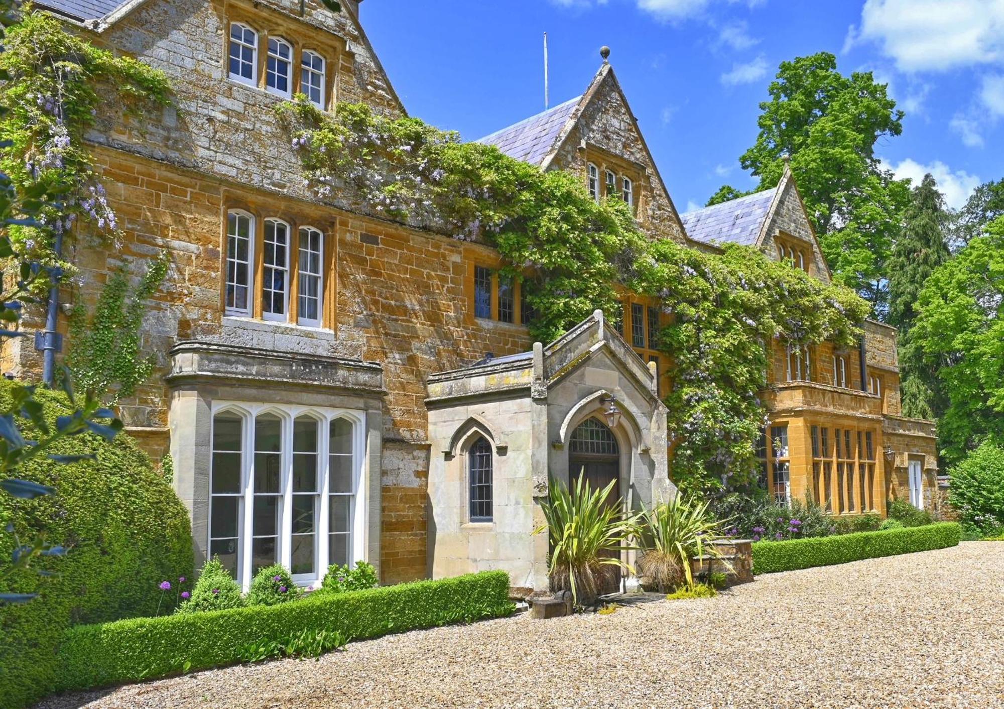 4 Romantic Hotels Close to Althorp House Worth Booking